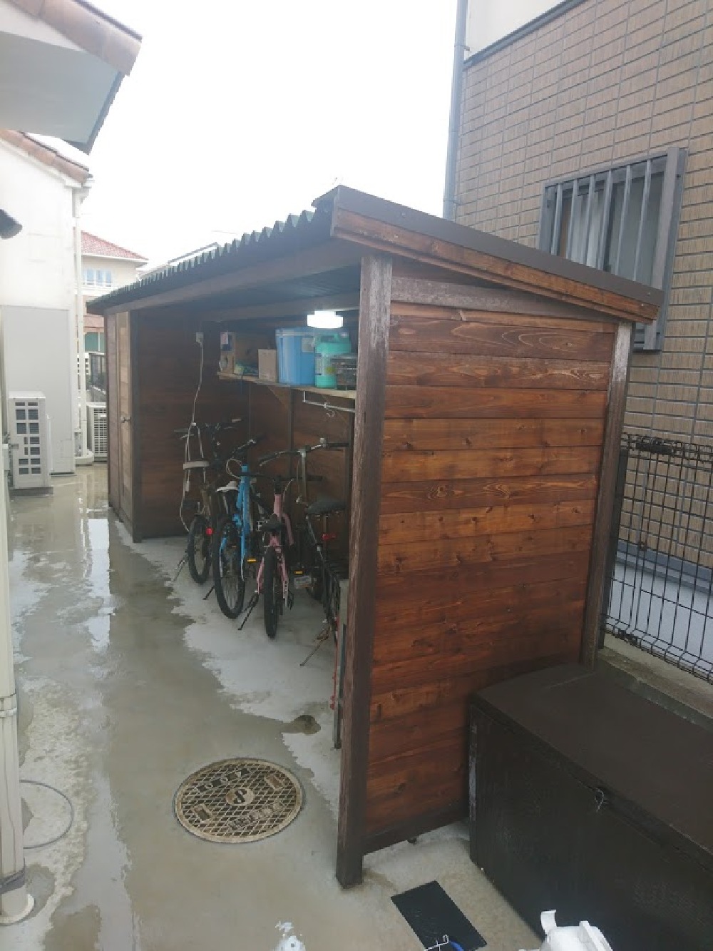 木製の自転車置き場