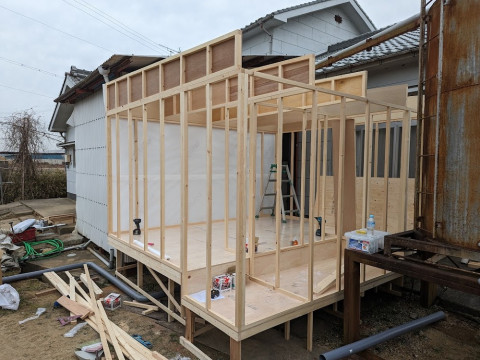 仮設建物の壁